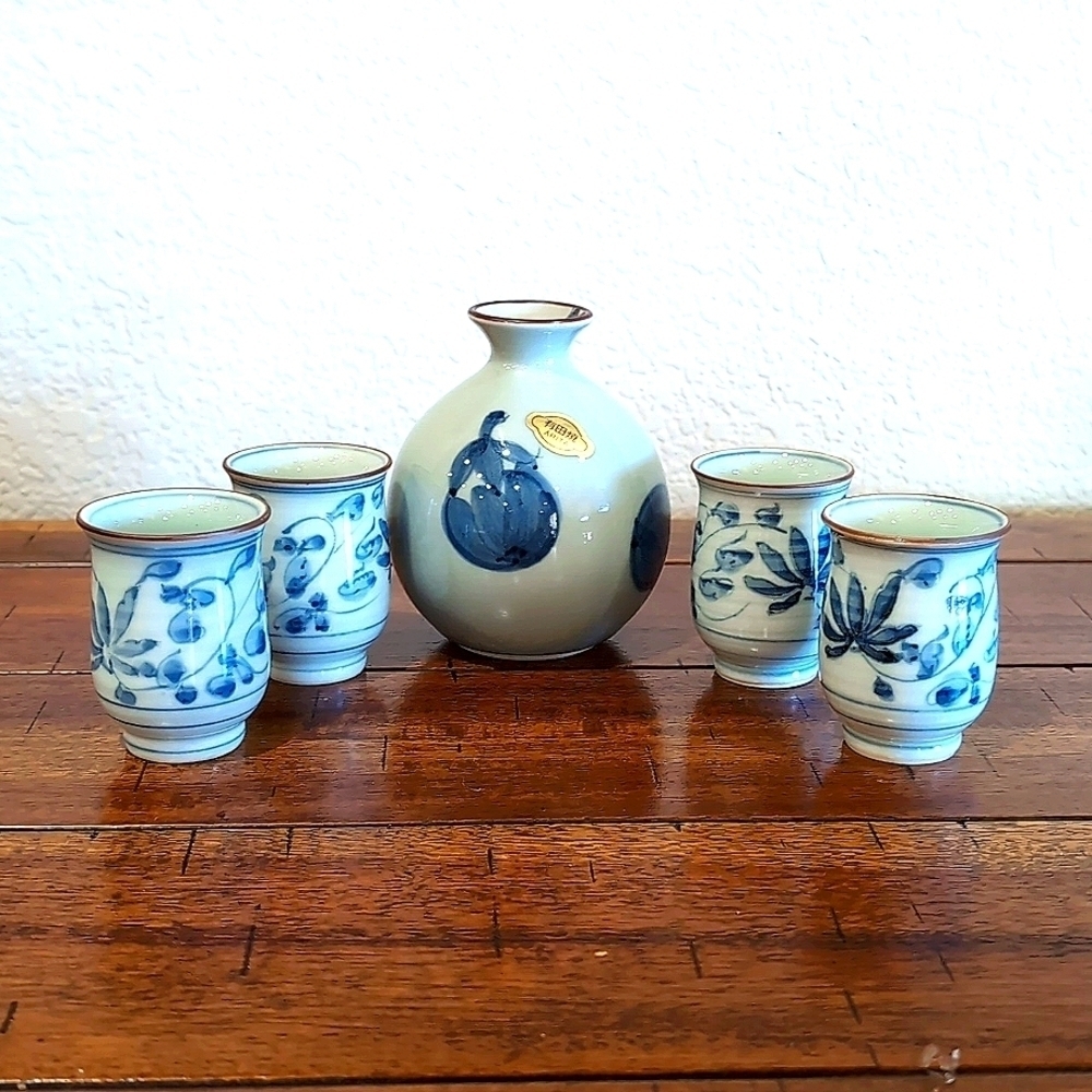 Arita Japanese Porcelain Sake Set - Tokkuri Bottle & 4 Ochoko Cups